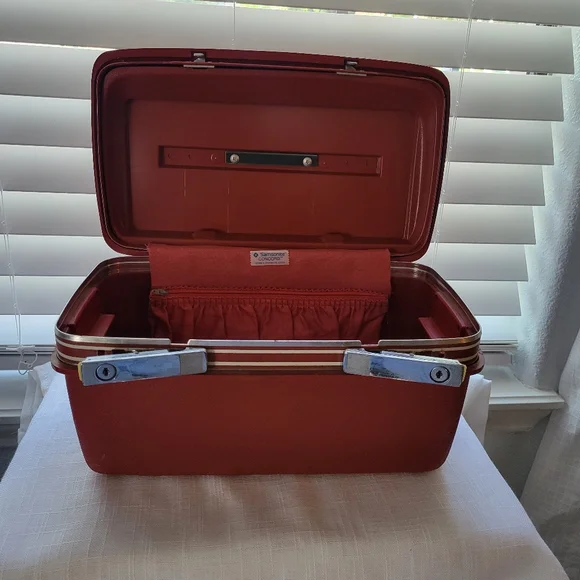 Vintage Red Travel Case - Picture 5 of 13